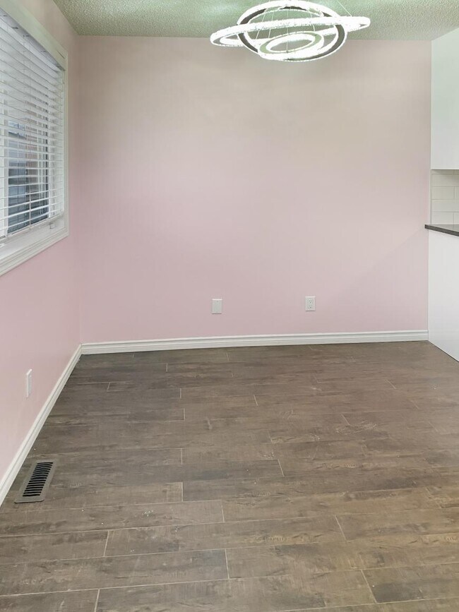 Building Photo - 3.0 bedroom in Calgary Alberta T2B 3V5