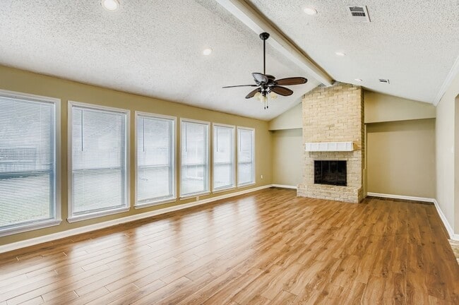 Building Photo - 15710 Sandy Hill Dr