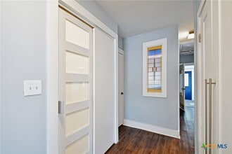 Building Photo - 717 S Laurel Ave