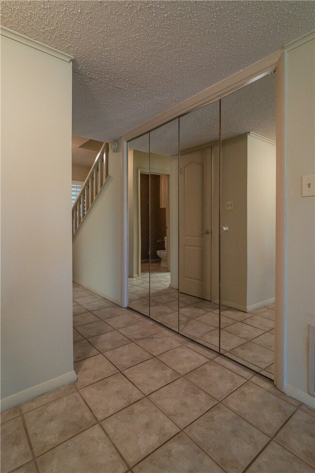 Building Photo - 2538 E Sweetbriar Dr