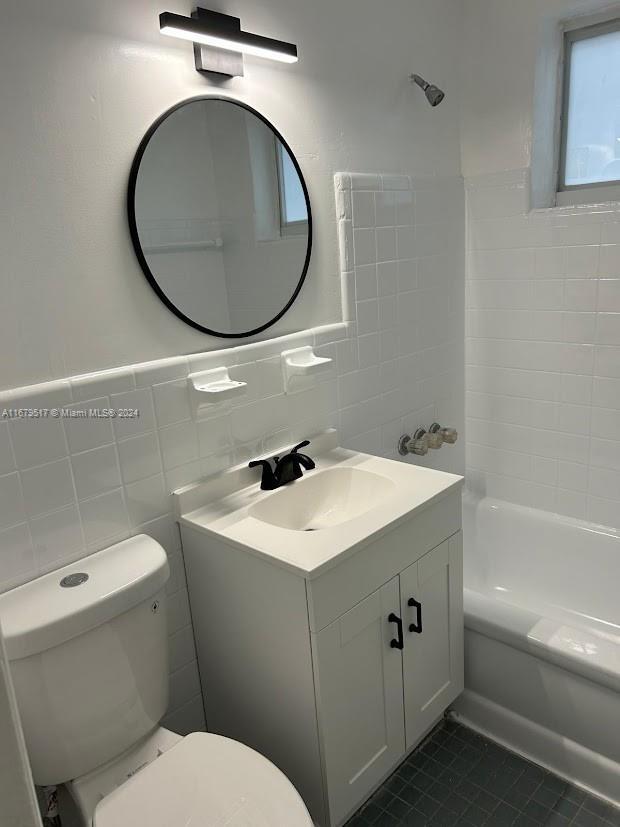 Foto del edificio - 7424 Byron Ave