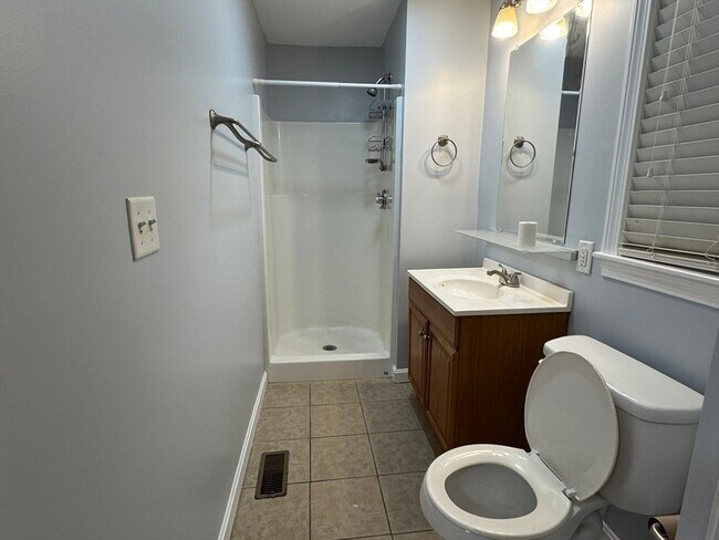 Foto del edificio - 12 Baker Ave