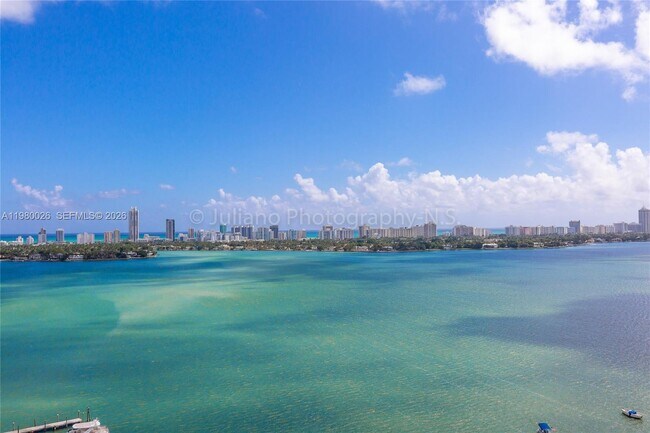 Foto del edificio - 7601 E Treasure Dr