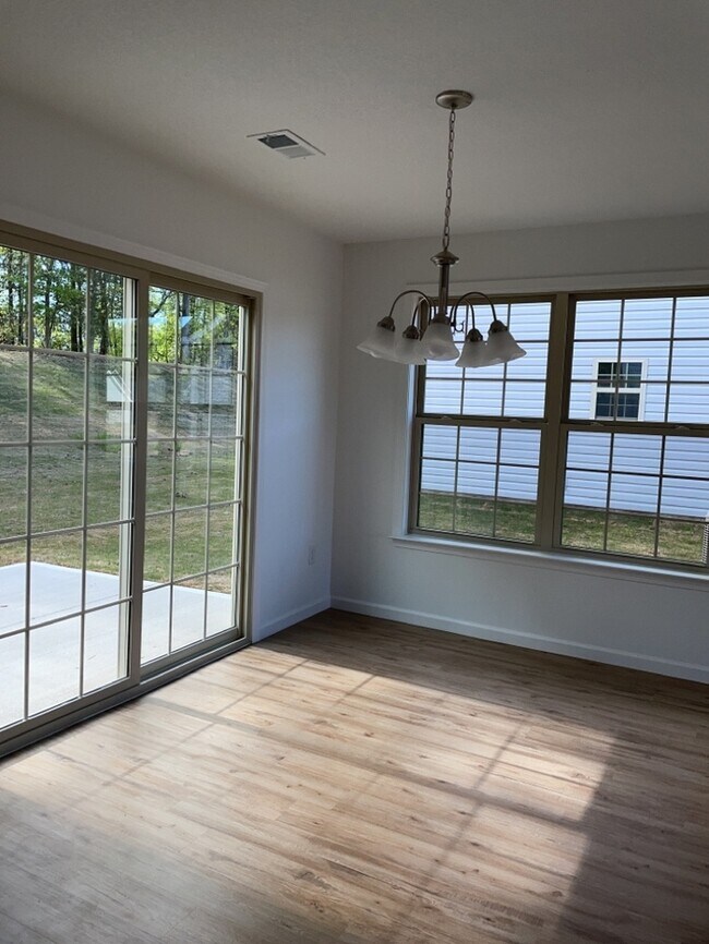 Building Photo - Beautiful 4 Bedroom