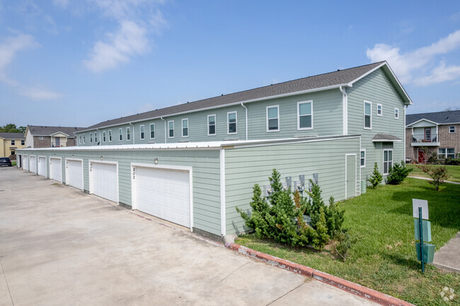 Building Photo - Shaver Landing