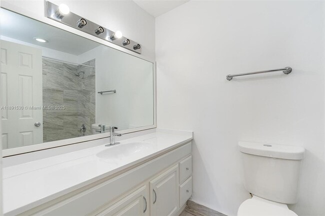 Building Photo - 5442 Lakewood Cir S