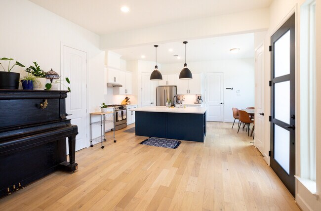 Foto del edificio - 723 W 16th St