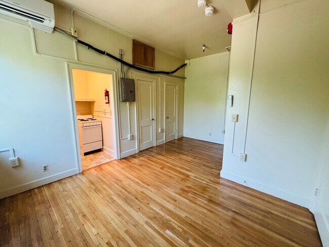 Building Photo - Efficiency/Studio, 1 Bath Apartment