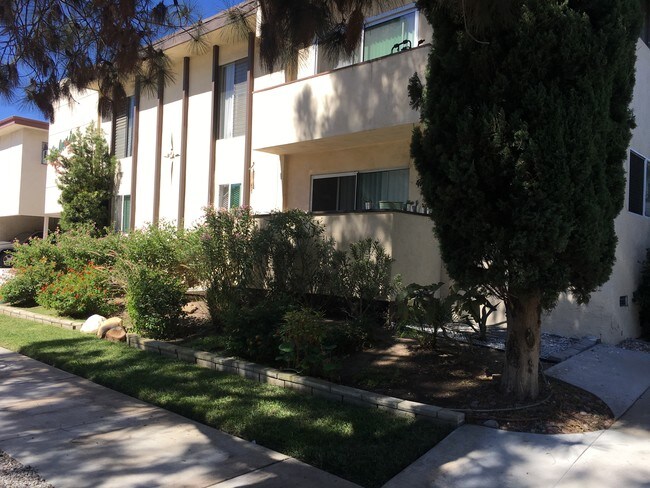 Front Yard , 17123 Chatsworth St