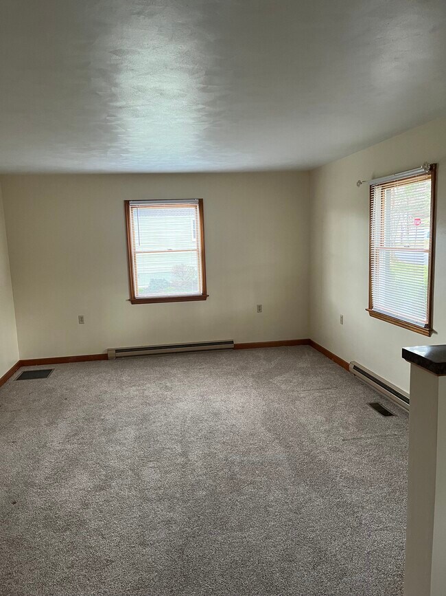 living - 1355 Sycamore Rd