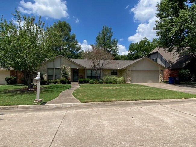 Building Photo - Spacious 3-Bed, 2-Bath Home in Prime South...