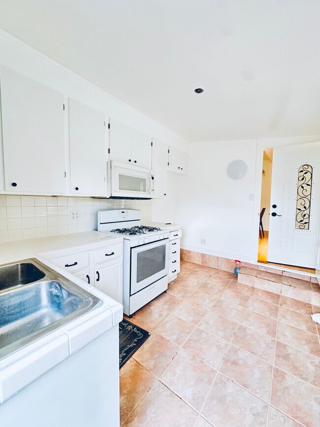 Foto del edificio - 7231 Vanalden Ave