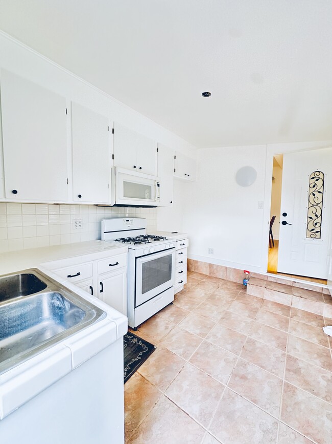 Building Photo - 7231 Vanalden Ave