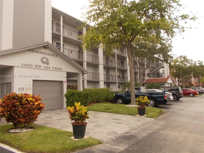 Building Photo - 1400 SW 124th Terrace
