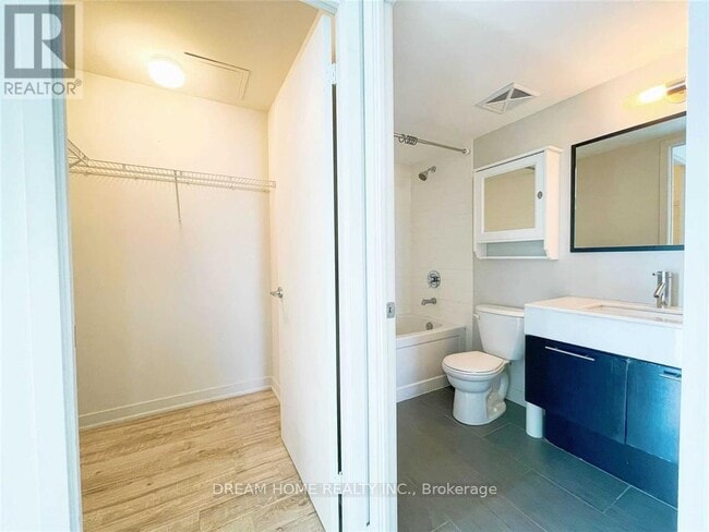 Photo du bâtiment - 126-2126 Simcoe St