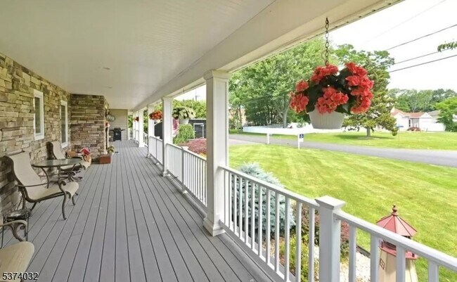Building Photo - 85 Mountain Ridge Dr