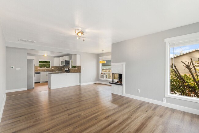 Foto del edificio - Lynnwood 4 Bedroom Rambler - Huge Lot and ...