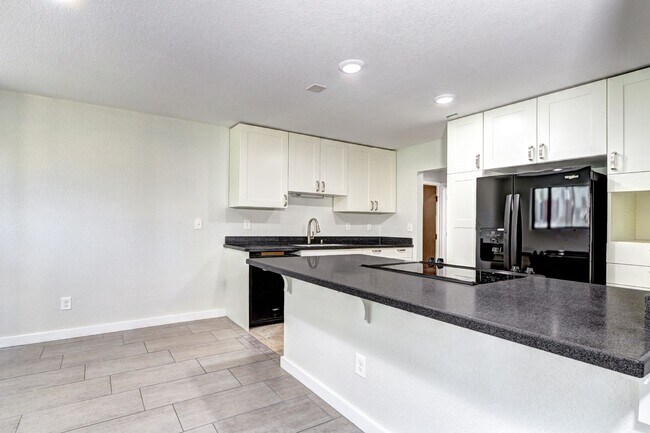 Building Photo - Updated 2 Bedroom 2 Bath Condo With Pool A...
