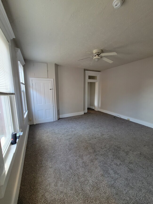 Building Photo - 224 6th Ave