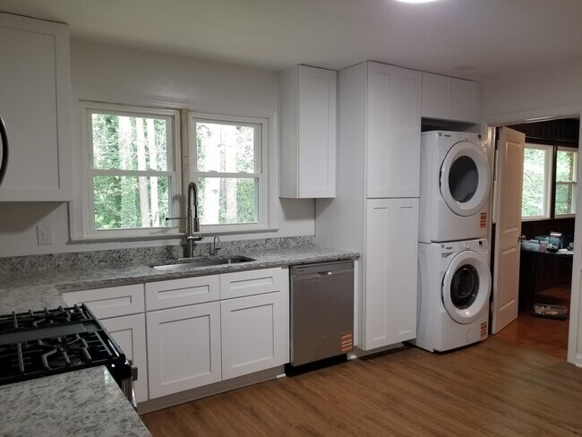 Foto del edificio - 2079 Honeysuckle Ln SW