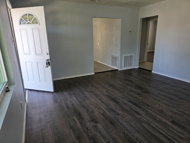 Building Photo - 404 S Spruce Ave