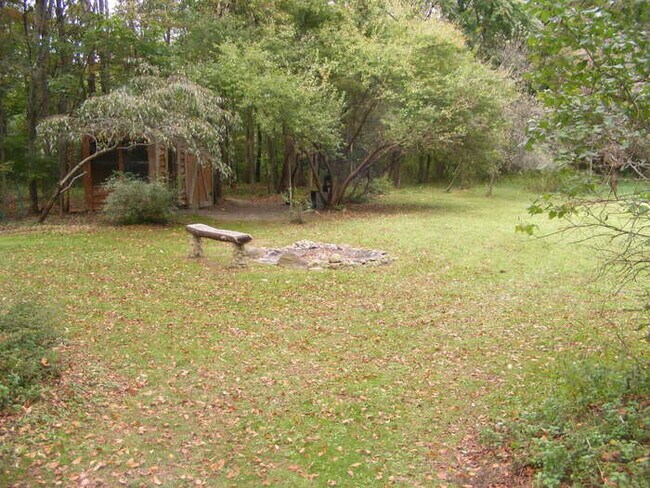 Foto del edificio - Rustic, wood-sided home located in the woo...