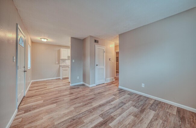 Foto del edificio - 2735 Joyce Ave