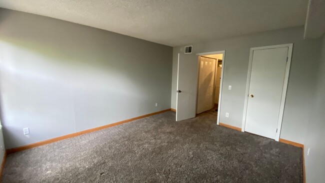 Building Photo - Conveniently Located 2 Bed 1 Bath Condo in...