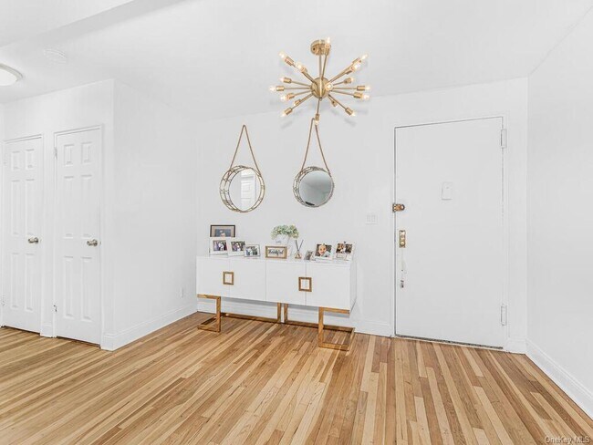 Building Photo - 2 Sadore Ln