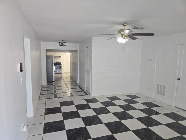 Building Photo - 2900 Sunshine Blvd