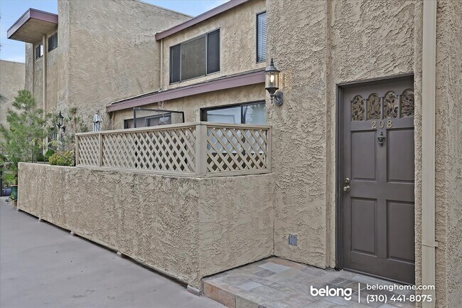 Building Photo - 22038 Vanowen St