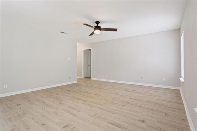 Building Photo - 10100 Woodglen Dr