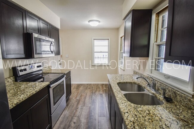Building Photo - 3 Bedroom 1 Bath Ranch Home with a 2 car d...