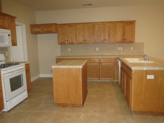 Building Photo - 4 BR home built in 2004 in newer Sunnyside...