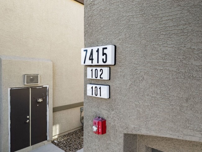 Foto del edificio - NW!!  2 Bedrooms with Balcony!!  Gated!! C...