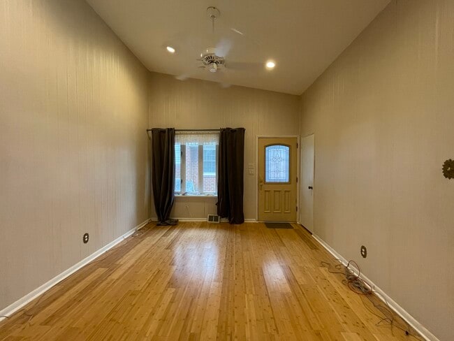 Building Photo - 2887 Stamford St