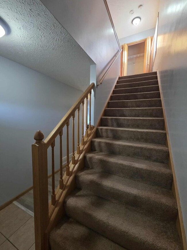 Building Photo - Spacious Town House!!