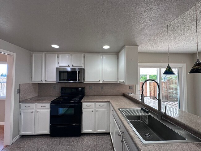 Foto del edificio - THIS is YOUR home, stunning 4/2 w/ AC, near Foothills