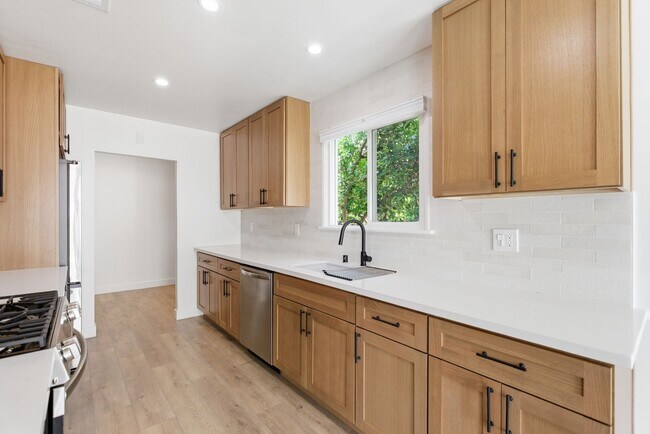 Foto del edificio - Beautiful modern 3 Bed + 3 Bath House + Pool + Garage