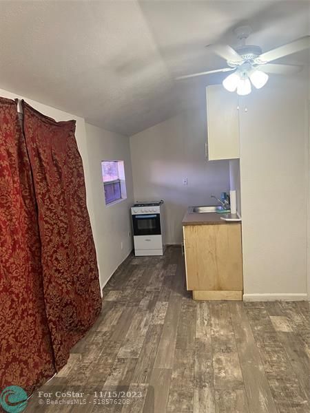 Building Photo - 242 NE 39th Ct