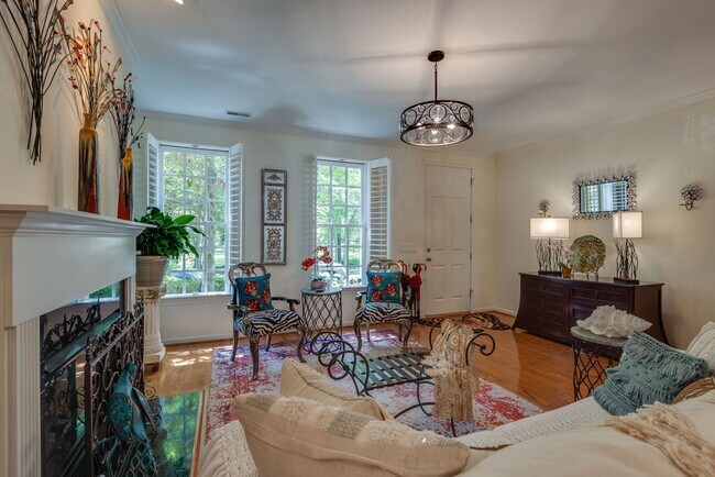 Living Room - 88 Pearl St
