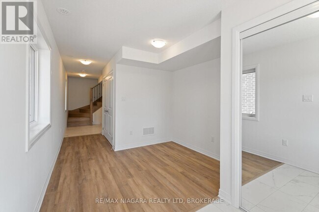 Photo du bâtiment - 12 Feather Rd