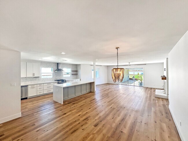 Building Photo - Gorgeous 3B/2BA house w/ Large Backyard, A...