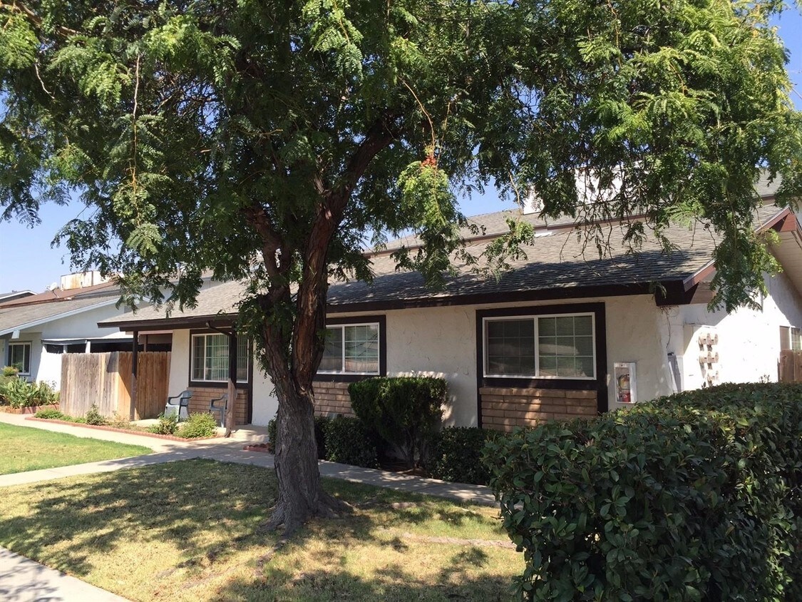 Building Photo - 611 W Ashlan Ave