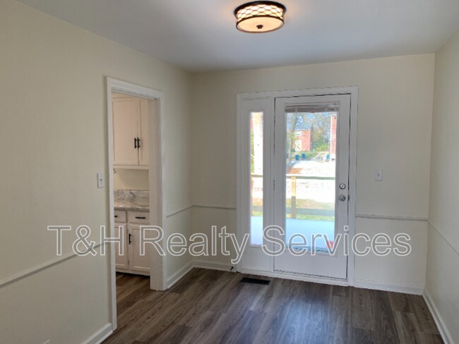 Building Photo - 706 W 42nd St