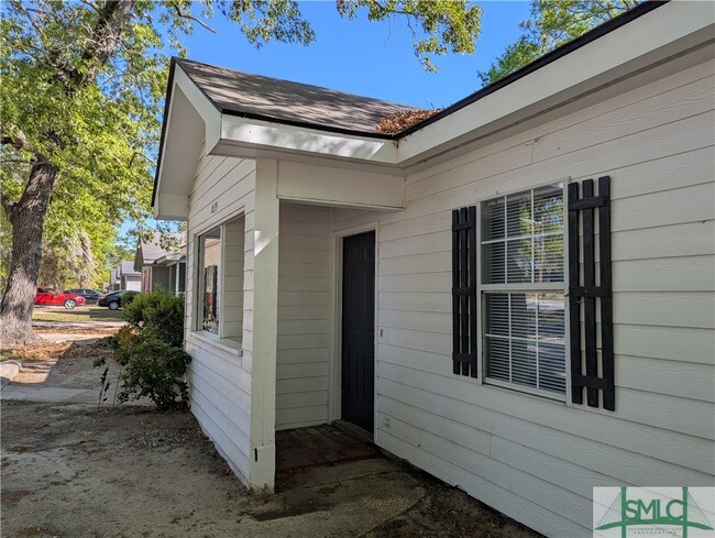 Building Photo - 1039 N Ash St
