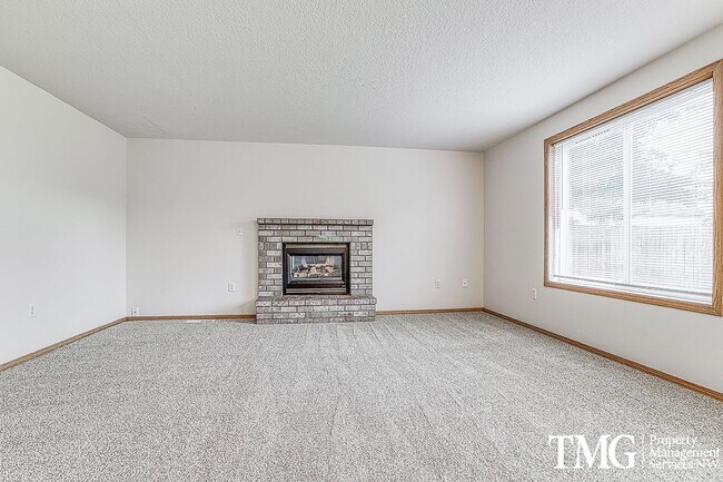 Building Photo - Spacious 5 Bedroom Home in Desirable East ...