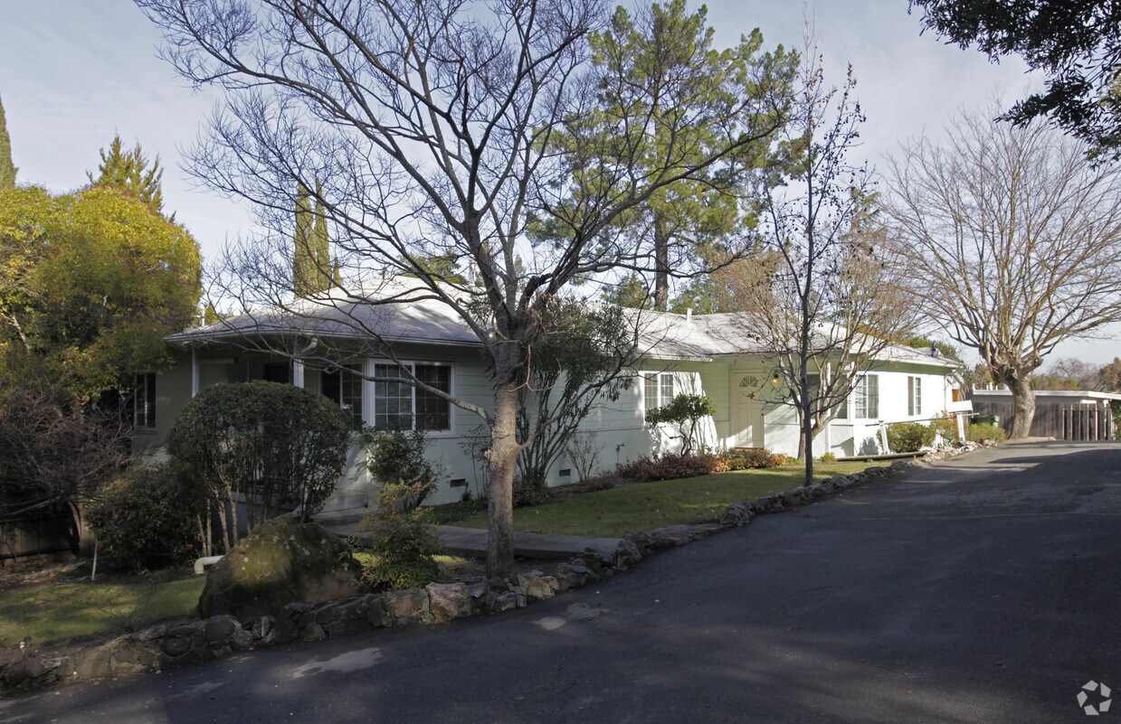 Primary Photo - 920 Oak St