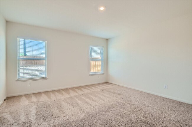Building Photo - You dont want to miss this one!! 4 bedrooms!