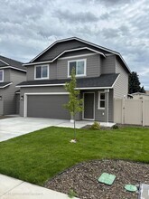 Building Photo - 4706 W Oak Ave